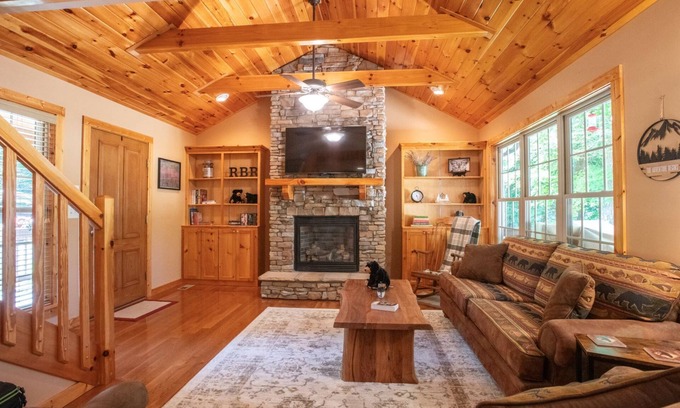 Townsend Cabin | Redbud Retreat ~ Rustic family friendly cabin with New Hot Tub in Townsend!