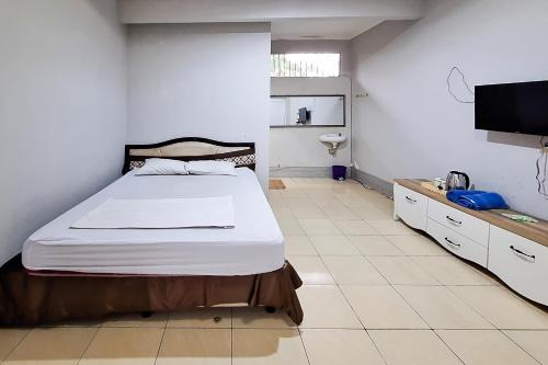 Tenjolaya Hotel | RedDoorz at Kampung Istal Bogor