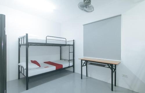 Santa Mesa Hotel | RedDoorz at Qhouzz near PUP