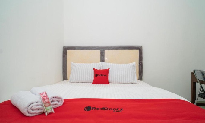 Serang Hotel | RedDoorz near Bundaran Ciceri