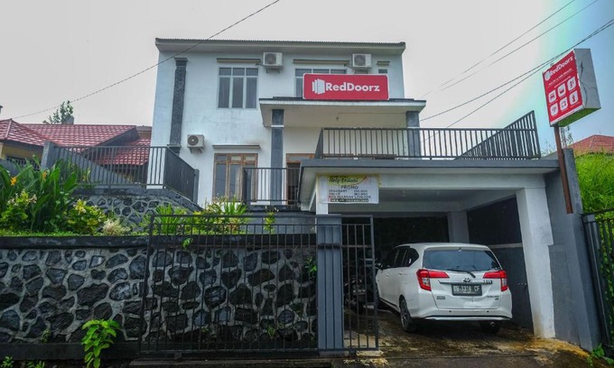 Manado City Centre Hotel | RedDoorz near De La Salle Manado