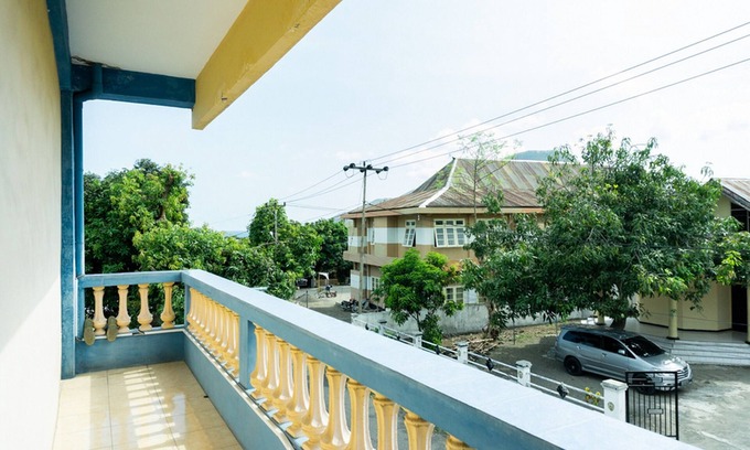 Ende House | RedDoorz near H. Hasan Aroeboesman Airport