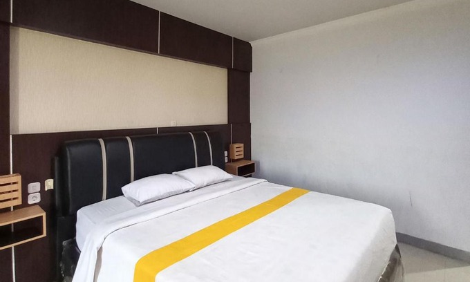 Poso Hotel | RedDoorz near Poso City Mall
