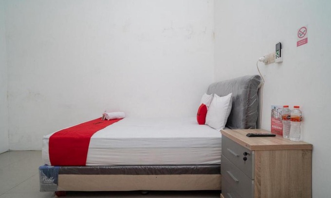 Waru Hotel | RedDoorz near RS Mitra Keluarga Waru