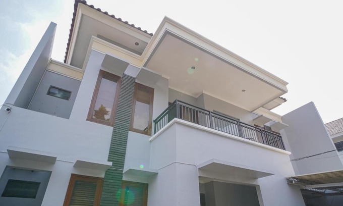 Kemanggisan Hotel | RedDoorz near RS Patria IKKT