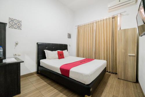 Darmo House | RedDoorz near Surabaya Town Square