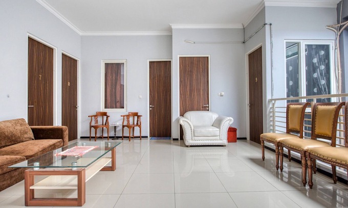 Surabaya House | RedDoorz near Surabaya Zoo