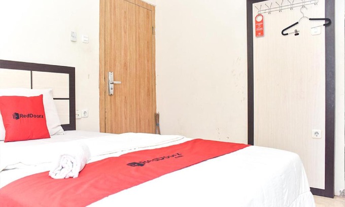 Makassar Hotel | RedDoorz near Universitas Muhammadiyah Makassar