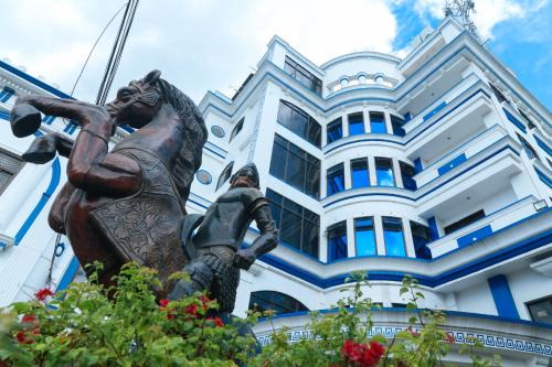 Iloilo City Proper Hotel | RedDoorz Plus @ Castle Chateau Iloilo