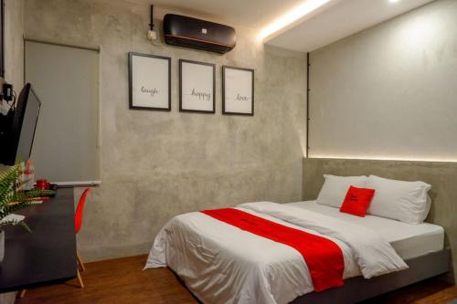 West Semarang Hotel | RedDoorz Plus near Kawasan Sam Poo Kong Semarang