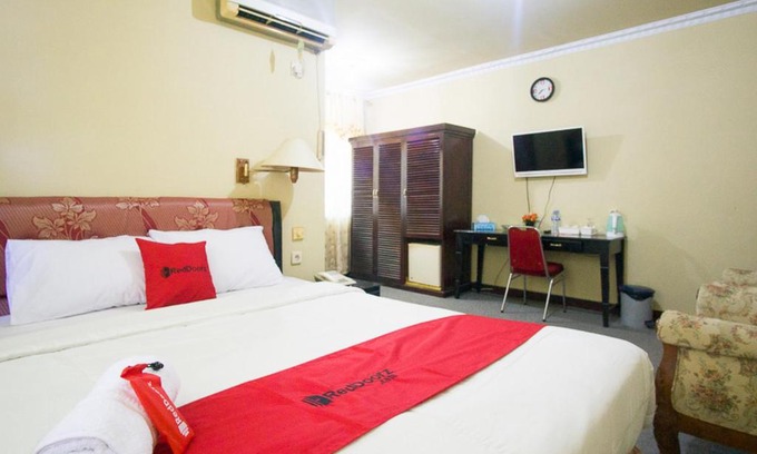 Bitung Hotel | RedDoorz plus near Pelabuhan Bitung