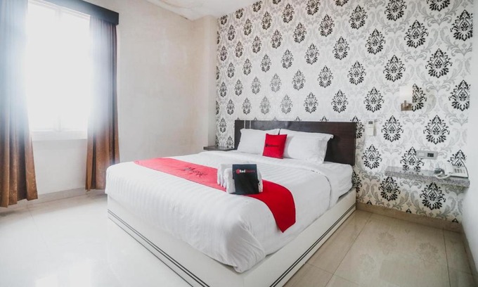 Makassar Hotel | RedDoorz Plus near Universitas Negeri Makassar