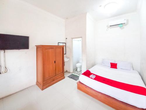 Lamongan Hotel | RedDoorz Syariah at Homestay Bougenville near Taman Alun-Alun Kota Lamongan