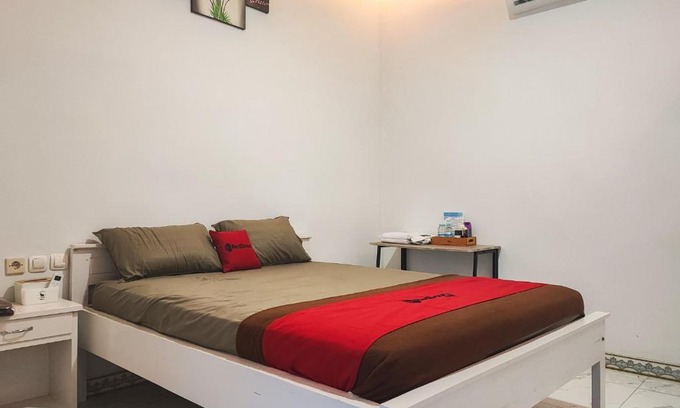 Sarolangun Hotel | RedDoorz Syariah at Naffa Homestay