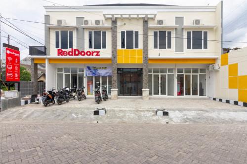 Surabaya House | RedDoorz Syariah @ Kebraon