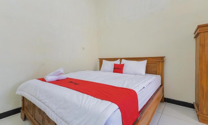 Pasuruan Hotel | RedDoorz Syariah near Alun Alun Pasuruan