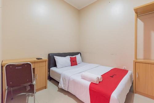 Subang Hotel | RedDoorz Syariah near Exit Toll Subang