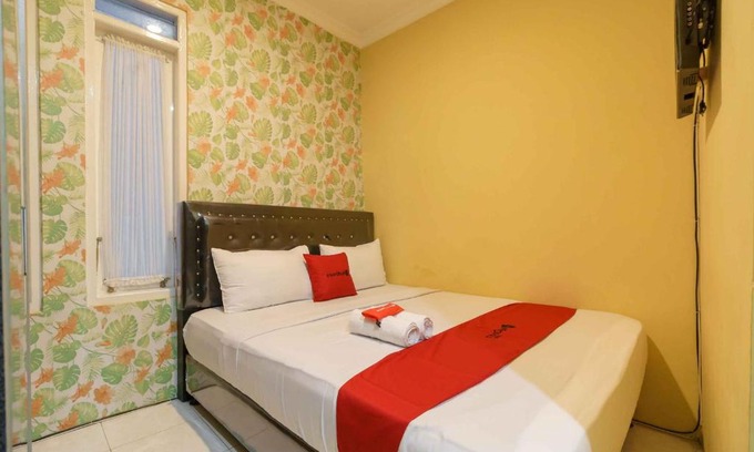 Bukittinggi Hotel | RedDoorz Syariah near Jam Gadang Bukittinggi 2