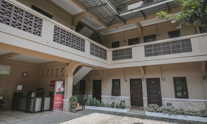 Jambi Hotel | RedDoorz Syariah Near Jamtos Jambi 2