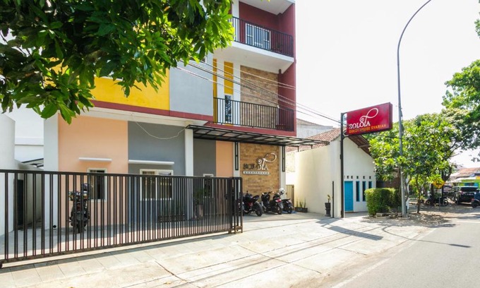 Laweyan House | RedDoorz Syariah near Purwosari Train Station