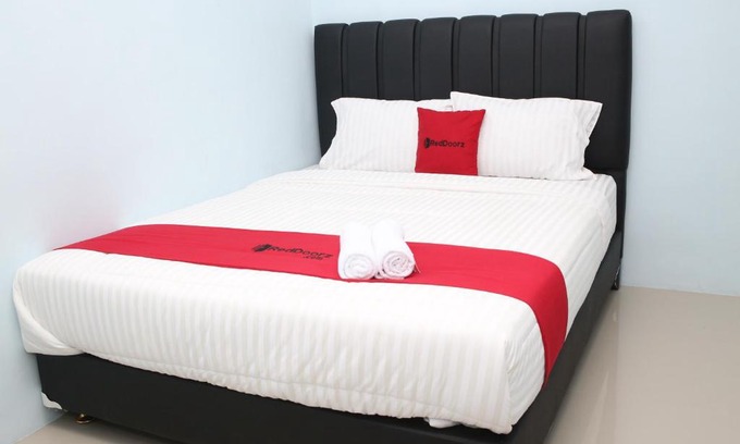 Madiun Hotel | RedDoorz Syariah near Suncity Mall Madiun