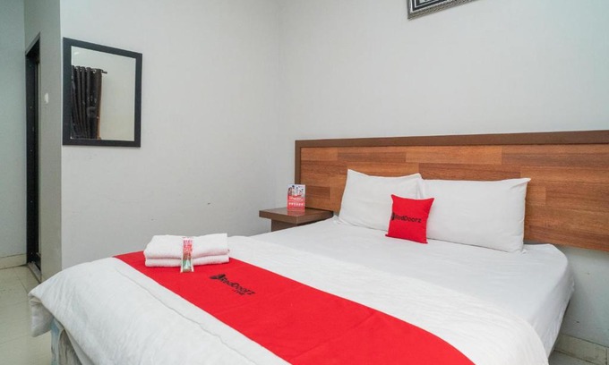 Hulu Sungai Selatan Hotel | RedDoorz Syariah Near Tugu Dodol Kandangan