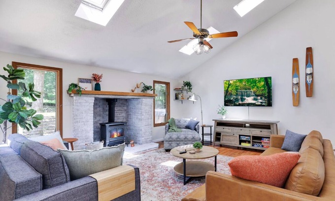 Albrightsville House | RedFoxDen: Pet-Friendly Cabin Near Lake + Hot Tub