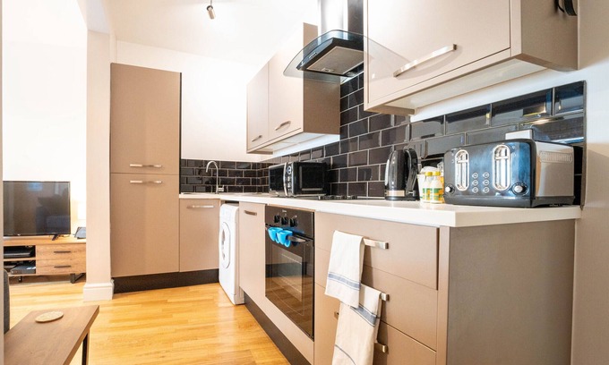 Redhill Apartment | Redhill Garland- 1 bed ground floor apartment by LGW Short Lets