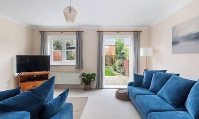 Redhill House | Redhill, Sleeps 9, Private Parking,17 mins London Gatwick, 30 mins to London