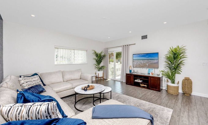 Redington Shores Condo | Redington Retreat - Gorgeous Beach Condo with Private Balcony
