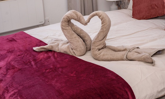 Swindon Apartment | Rednest Convenient Town Centre Free Parking