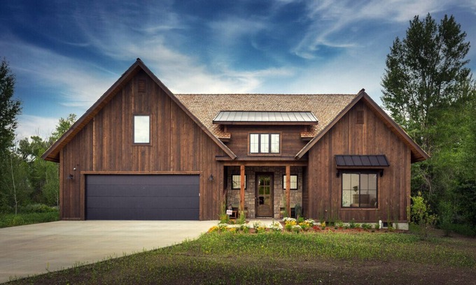 Driggs House | Redtail Rendezvouswith hot tub