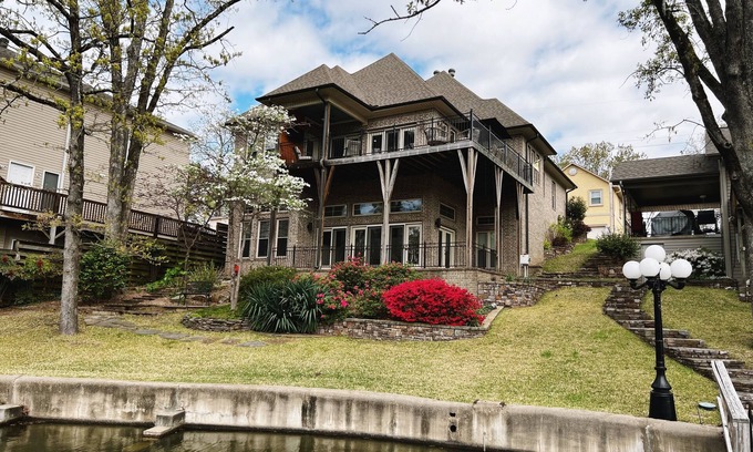 Lakeland House | Reduced August Rates! 4 bed, 4 bath Luxury home on Lake Hamilton.