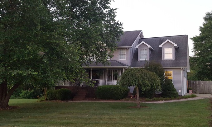 Bluff City House | Reduced ! Beautiful Home Located 2.5 miles from Bristol Motor Speedway !