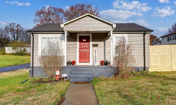 Concord House | Reduced Pricing - Corner House - Just 5 mins. from Downtown Concord - BBQ - Fenced Yard - Pets OK