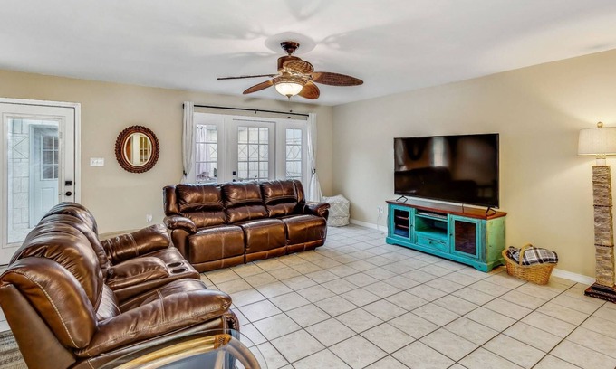 Northeast Pensacola House | *Reduced Rates* - N. Pensacola Updated Townhome - Convenient to Airport & Hospitals - Fast WiFi