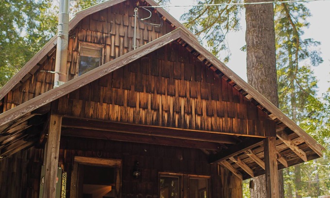 Wilsonia Cabin | Redwood Grove Cabin inside Kings Canyon and Sequoia National Park