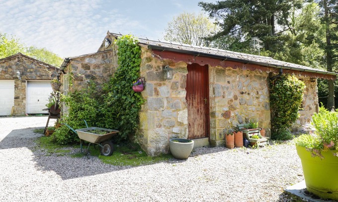 Bwlchgwyn Cottage | REDWOOD LODGE, romantic, character holiday cottage in Brymbo