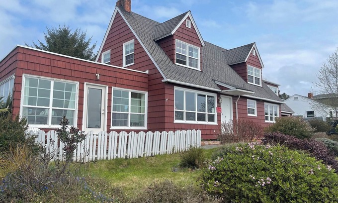 Trinidad Bed & Breakfast | Redwood Room - Spacious Elegance Overlooking the Pacific Ocean and Trinidad Bay