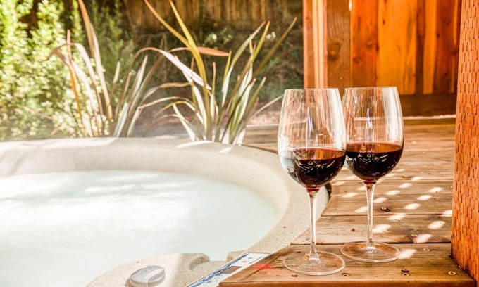 Guerneville Cabin | RedwoodRetreat: Dazzling & Joyful Redwood Cabin! Walk to River! WIFI/AC/HtTb