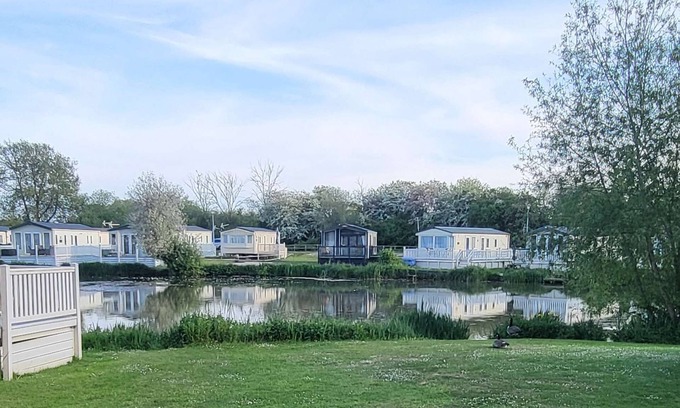 Ampney Crucis House | Reeds View, situated on the edge of Mallard Lake