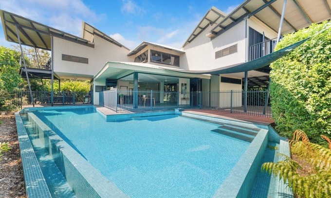 Nightcliff Villa | Reef Villa A Sprawling Waterfront Oasis