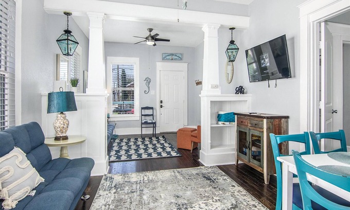 Galveston House | Reel close to the Beach - 2 blocks Pier/Beach