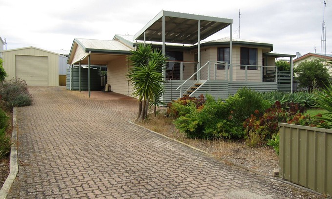 Para Wurlie House | Reel Em Inn - Esplanade position. Winter off peak special!