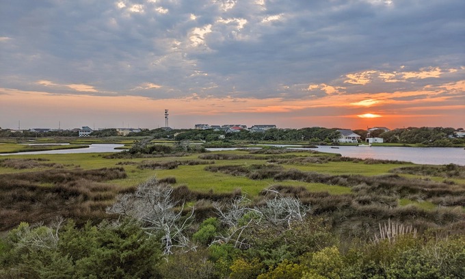 Hatteras House | Reelin' Inn - Hatteras; Spectacular Sunsets, Dog friendly, WiFi, and Hot tub!