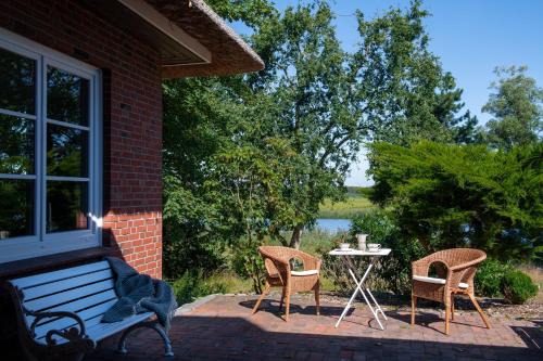 Breiholz House | Reetdachhaus Eiderblick