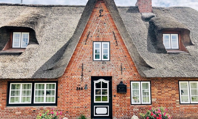 Oldsum House | Reethüs 1638 - beautiful thatched house in the artists' village of Oldsum