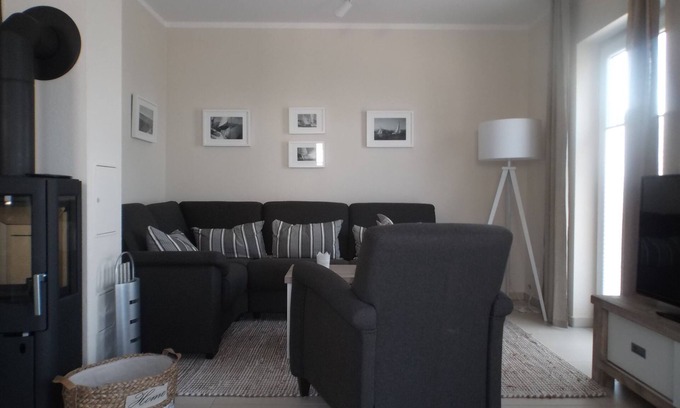 Juliusruh House | Reetkoje - thatched house with fireplace, sauna, WiFi - between Bodden and Baltic Sea