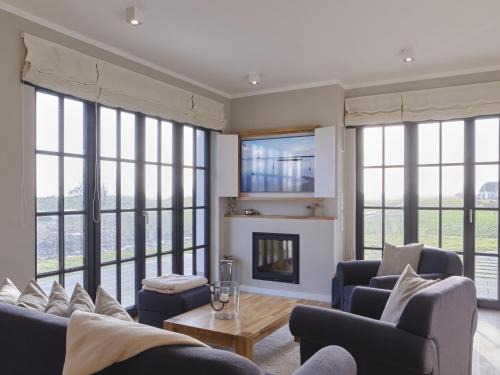 Dranske Villa | Reetland am Meer - LuxusPlus Reetdachvilla mit 4 Schlafzimmern, Außensauna, Loungebereich und Kamin G07
