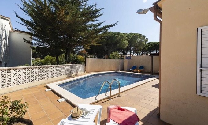 L'Escala House | Ref. GINESTA: huge house with private pool and AC.